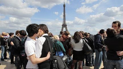 Kiss in sur l'esplanade du Trocadero à Paris à l'occasion de la 6e journée mondiale contre l'homophobie (AFP / JACQUES DEMARTHON)