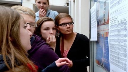 Des lyc&eacute;ens consultent les r&eacute;sultats du bac &agrave; Saint-Omer en 2013. (DENIS CHARLET / AFP)