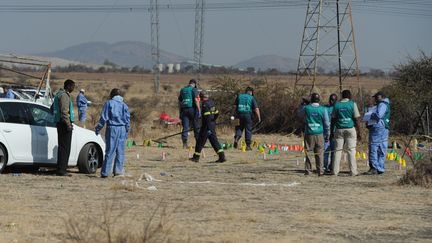 Les enqu&ecirc;teurs arrivent sur les lieux de la fusillade qui a fait 34 morts parmi des mineurs sud-africains, le 18 ao&ucirc;t 2012, &agrave; Marikana. (AFP   )