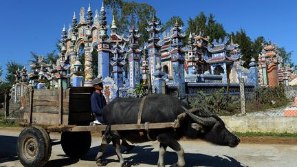 à An Bang entre l'humilité des vivants et l'opulence des morts. (HOANG DINH NAM / AFP)