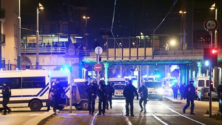 Des forces de police sont positionnées près du lieu où Cherif Chekatt est mort après un échange de coups de feu, jeudi 13 décembre 2018 à Strasbourg (Bas-Rhin). (ALAIN JOCARD / AFP)