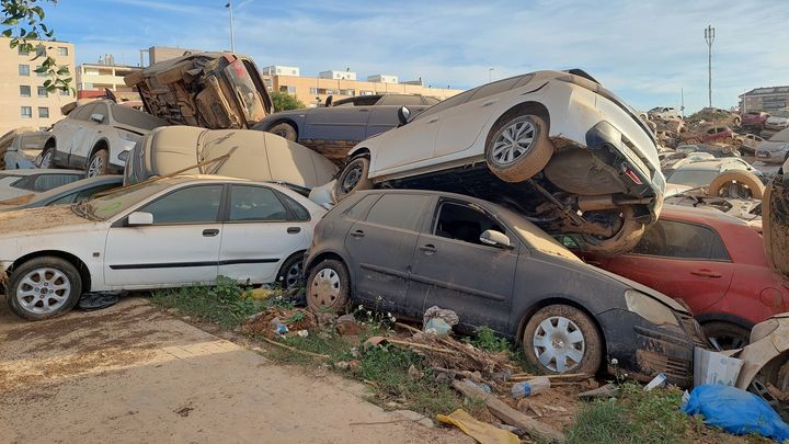 Un cimetière de voitures à Catarroja, le 27 novembre 2024. (ISABELLE LABEYRIE / RADIO FRANCE)