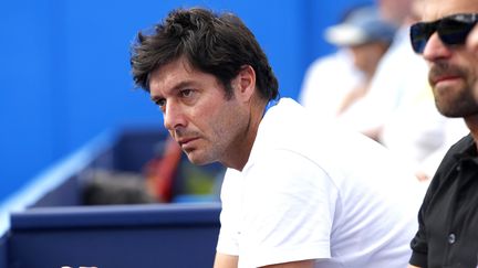 Sébastien Grosjean,&nbsp;dans les tribunes du&nbsp;tournoi du Queen's, à Londres (Royaume-Uni), le 17 juin 2015.&nbsp; (ELLA LING / BACKPAGE IMAGES LTD / AFP)