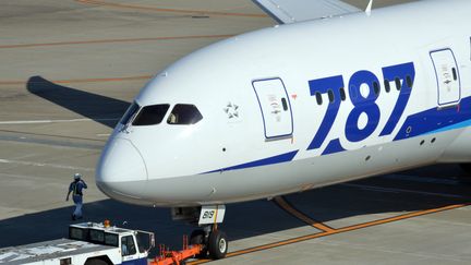 Un Boeing 787 sur le tarmac de l'aéroport de Tokyo (Japon). (YOSHIKAZU TSUNO / AFP)