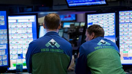 Des traders surveillent les cours, dans la salle de march&eacute; de la Bourse de New York, le 16 avril 2015. ( BRENDAN MCDERMID / REUTERS)