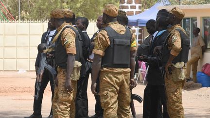 Soldats burkinabè lors d'une cérémonie à Ouagadougou, le 2 mars 2019.&nbsp; (ISSOUF SANOGO / AFP)