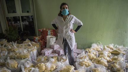 Une bénévole prépare des&nbsp;dons alimentaires à Casablanca, le 8 avril 2020. (FADEL SENNA / AFP)