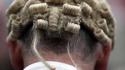 Un avocat en tenue lors d'une manifestation de la profession devant le palais de Westminster &agrave; Londres (Royaume-Uni), le 7 mars 2014. (LEFTERIS PITARAKIS / AP / SIPA)