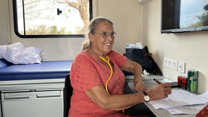 A Mayotte, la médecin Martine Eutrope ausculte des patients et rédige des ordonnances dans un camion médicalisé, le 20 décembre 2024, après le passage du cyclone Chido. (Robin Prudent / franceinfo)