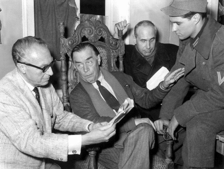 Le réalisateur Douglas Sirk, le romancier allemand Erich Maria Remarque, l'acteur allemand Charles Regnier et l'acteur américain John Gavin sur le plateau de "Le Temps d'aimer, le temps de mourir" (1959)
 (Giehr / DPA)