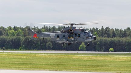 Les hélicoptères d'Airbus de type Caracal, ici en démonstration en mai 2015 en Pologne,&nbsp;ne semblent plus intéresser Varsovie (PAWEL JASKOLKA / MAXPPP)