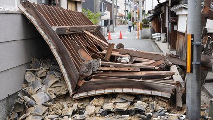 Un temple est détruit après un tremblement de terre à Ibaraki, dans le nord de la préfecture d'Osaka, au Japon, le 18 juin 2018. (YASUFUMI NAGAO / YOMIURI)