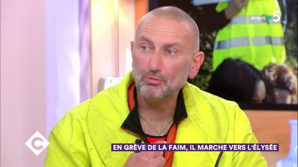 Patrick de Perglas sur le plateau de "C à vous" sur France 5, le 28 novembre.&nbsp; (FRANCEINFO / FRANCE 5)