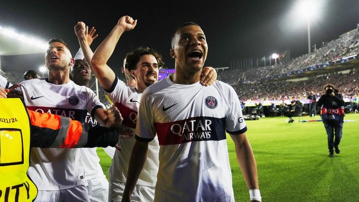 Kylian Mbappé, auteur d'un doublé contre le Barça, et ses coéquipiers du PSG exultent lors du quart de finale retour de Ligue des Champions, le 16 avril 2024, à Barcelone.  (JOSÉ BRETON / NURPHOTO / AFP)