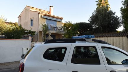 La police intevient au domicile d'une femme de 77 ans retrouvée décapitée, le 14 octobre 2021, à Adge (Hérault). (SYLVAIN THOMAS / AFP)