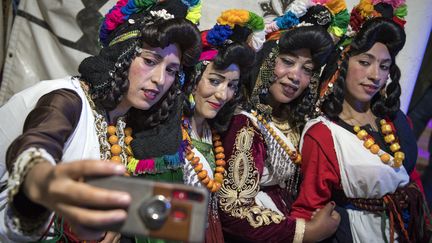 Des jeunes femmes amazighes (berbères) posent pour un selfie lors de la saison annuelle "moussem" des fiançailles près du village d'Imilchil, dans le Haut Atlas, au centre du Maroc, le 21 septembre 2019. (FADEL SENNA / AFP)