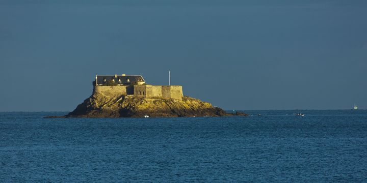 Le fort Harbour en face de Dinard, l'un des quatre forts érigés par Vauban à la fin du 17e siècle pour protéger Saint-Malo.
 (JEAN-DANIEL SUDRES / HEMIS / AFP)