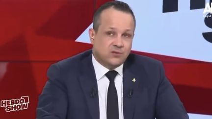 Le chroniqueur Mehdi Ghezzar sur le plateau de la chaîne de télévision algérienne AL24. (CAPTURE D'ÉCRAN AL24)