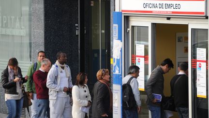 Des personnes font la queue devant une agence pour l'emploi &agrave; Madrid (Espagne), le 26 octobre 2012. (DOMINIQUE FAGET / AFP)