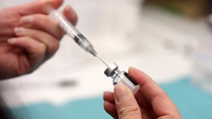 Dans un centre de vaccination&nbsp;contre le Covid-19, en&nbsp;janvier 2022.&nbsp; (DAREK SZUSTER / MAXPPP)