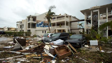 Les ravages causés par l'ouragan Irma devant l'hôtel Mercure de Marigot, à Saint-Martin, dans les Caraïbes, le 7 septembre. (LIONEL CHAMOISEAU / AFP)