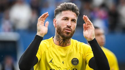 Sergio Ramos à l'échauffement lors du match entre Troyes et le Paris Saint-Germain, le 7 mai 2023. (MATTHIEU MIRVILLE / AFP)