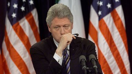 Bill Clinton est interrogé sur l'affaire Monica Lewinsky lors d'une conférence de presse à Washington (Etats-Unis), le 5 mars 1999. (STEPHEN JAFFE / AFP)