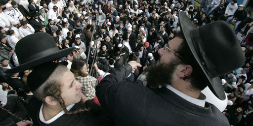 Des juifs orthodoxes se recueillent sur la tombe de Rabbi Nahmann de Bratslav (1772-1810) à Ouman (centre-ouest de l'Ukraine) (Reuters - Konstantin Chernichkin)