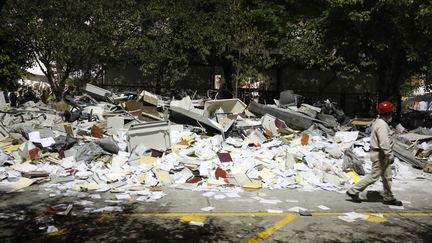 Des d&eacute;bris caus&eacute;s par l'explosion de la tour Pemex &agrave; Mexico, le 31 janvier 2013. (REUTERS)