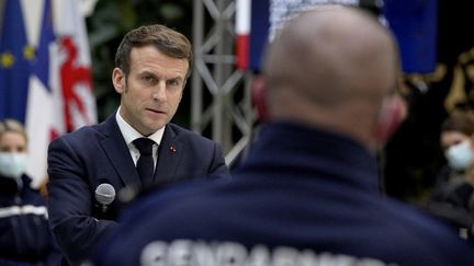 Emmanuel Macron face à un officier lors d'une rencontre avec des policiers lors de sa visite à Nice le 10 janvier 2022 sur le thème de la sécurité. (DANIEL COLE / POOL / AFP)