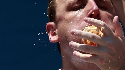 Un participant au concours du plus gros mangeur de hot-dogs &agrave; Coney Island (New York), le 4 juillet 2012.&nbsp; (ERIC THAYER / REUTERS)