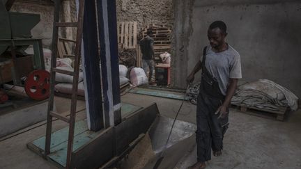 Marcelline Budza se félicite de participer à la production de ce "café de spécialité, (…) un café de haute altitude poussant dans un sol volcanique, sans engrais chimiques". (GUERCHOM NDEBO / AFP)