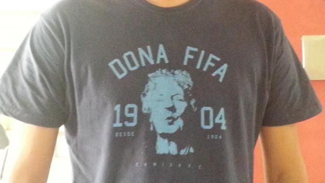 &nbsp; (Le tee-shirt évocateur de Marcelo Rodriguez de la CUT © RF-Cécilia Arbona)