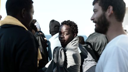 Des personnes à bord de l'"Aquarius", le 16 juin 2018, qui est en route vers Valence (Espagne).&nbsp; (KENNY KARPOV / SOS MEDITERRANEE)