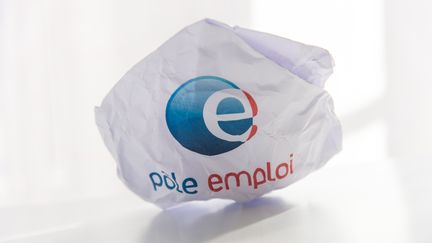 Le logo de Pôle emploi sur une feuille de papier, à Paris, en juillet 2019. (RICCARDO MILANI / HANS LUCAS / AFP)