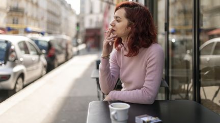 Ah le petit café-cigarette du matin ! Pourquoi ce rituel est-il si satisfaisant pour les fumeurs ? (JOHNER IMAGES / JOHNER RF / GETTY IMAGES)