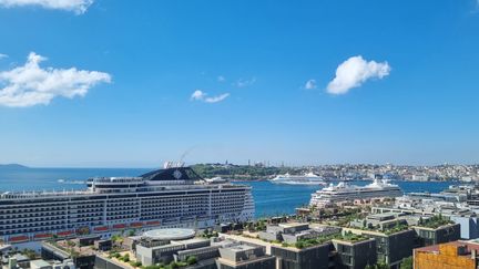 Cruise ships off the historic peninsula where Hagia Sophia, Topkapi Palace and the Cisterns are located, in Istanbul (Turkey). July 2024. (MARIE-PIERRE VEROT / RADIOFRANCE)