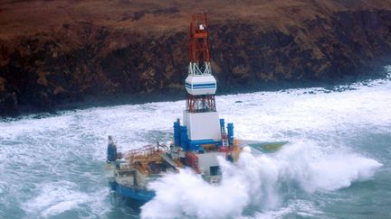 La plateforme p&eacute;troli&egrave;re Kulluk photographi&eacute;e par les garde-c&ocirc;tes am&eacute;ricains en Alaska, le 1er janvier 2013.&nbsp; (HO / US COAST GUARD / AFP)