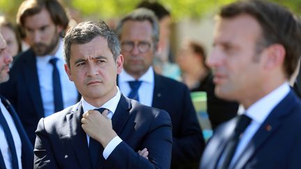 Le ministre de l'Intérieur Gérald Darmanin et le président de la République Emmanuel Macron sont en visite au château de Chambord sur le thème des "vacances apprenantes", le 22 juillet 2020. (LUDOVIC MARIN / AFP)