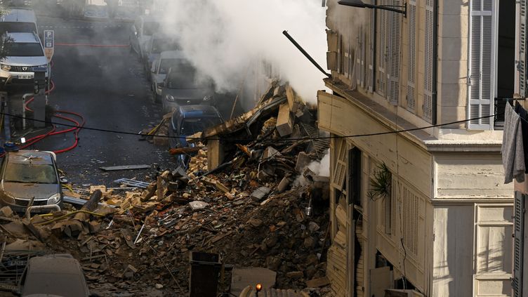 Vue des décombres de l'immeuble effondré à Marseille (Bouches-du-Rhône), le 9 avril 2023. (NICOLAS TUCAT / AFP)