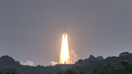 Une fusée Ariane 5 décolle du centre spatial de Kourou, en Guyane, le 12 décembre 2017.&nbsp; (JODY AMIET / AFP)