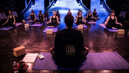 Victoria, danceuse du Lido, anime un "bootcamp" sur la scène du Lido, Paris, 10 septembre 2019 (CHRISTOPHE ARCHAMBAULT / AFP)