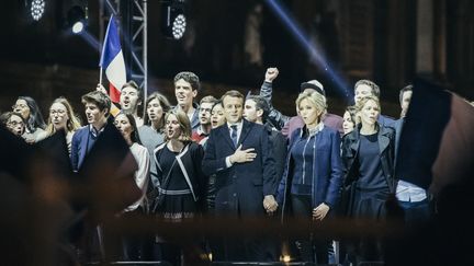 Drapeaux tricolores, hymne européen et solennité pour Emmanuel Macron au Louvre