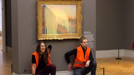 Des activistes écologistes ont jeté de la purée sur "Les Meules" de Claude Monet, le 23 octobre 2022 à Potsdam (Allemagne). (HANDOUT / LAST GENERATION / VIA AFP)