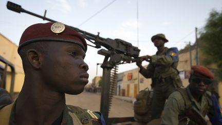 Des soldats maliens d&eacute;ploy&eacute;s &agrave; Gao, dans le nord du Mali, le 13 avril &nbsp;2013. (JOEL SAGET / AFP)