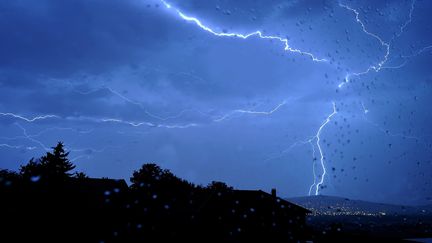 D&eacute;luge &agrave; Clermont-Ferrand (Puy-de-D&ocirc;me) alors qu'un orage frappe la ville, le 7 ao&ucirc;t 2013. ( MAXPPP)