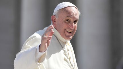 Le pape Fran&ccedil;ois salue des fid&egrave;les sur la place Saint-Pierre, au Vatican, le 18 septembre 2013. (TIZIANA FABI / AFP)