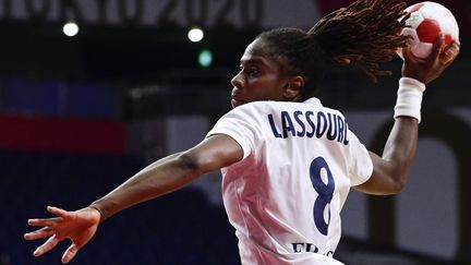 La capitaine des Bleues Coralie Lassource face aux Pays-Bas lors des Jeux Olympiques de Tokyo le 4 août 2021. (CURUTCHET VINCENT / AFP)