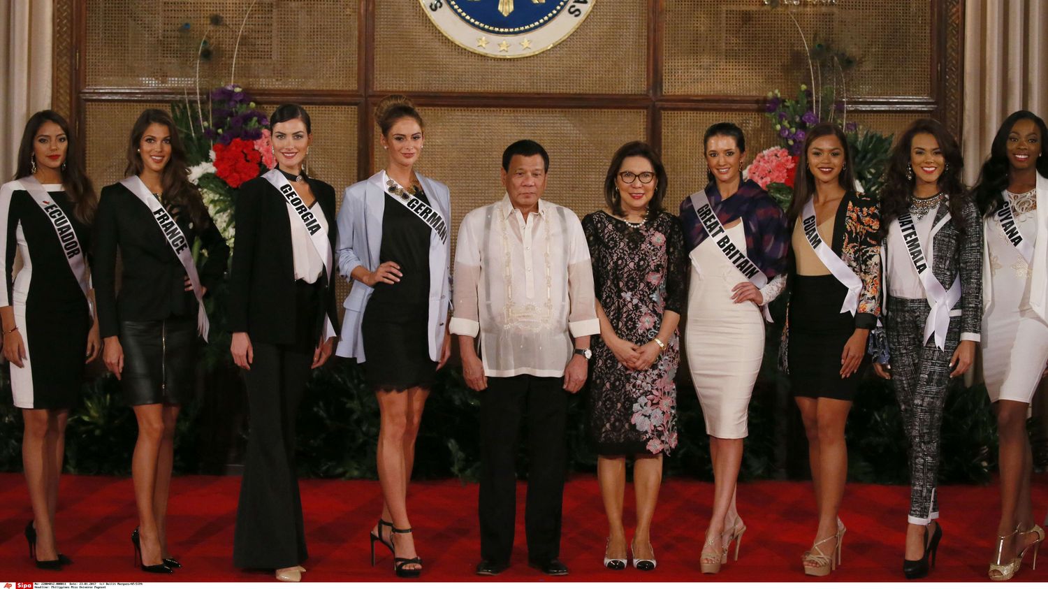 VIDEO. Philippines : le controversé président Rodrigo Duterte reçoit les 80 candidates de Miss Univers