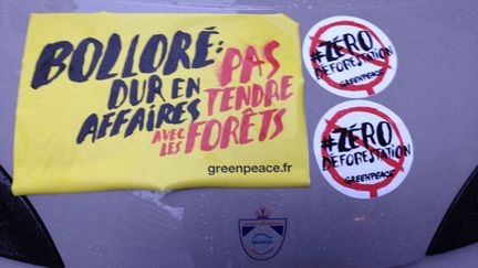 &nbsp; (Opération coup de poing des militants de Greenpeace à Paris sur les autolib' gérées par le groupe Bolloré © RF / Christophe Guigueno)